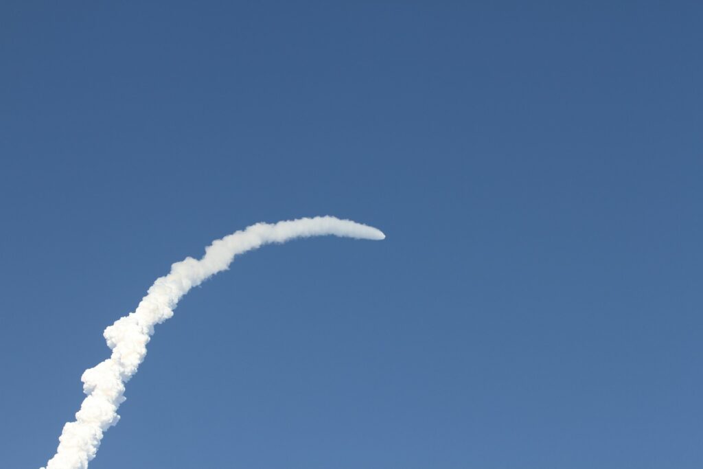 The smoke trail of the space launch system of Artemis II.