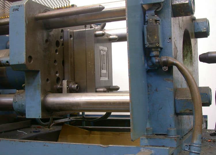 Plastic-Injection-Molder-with-Die