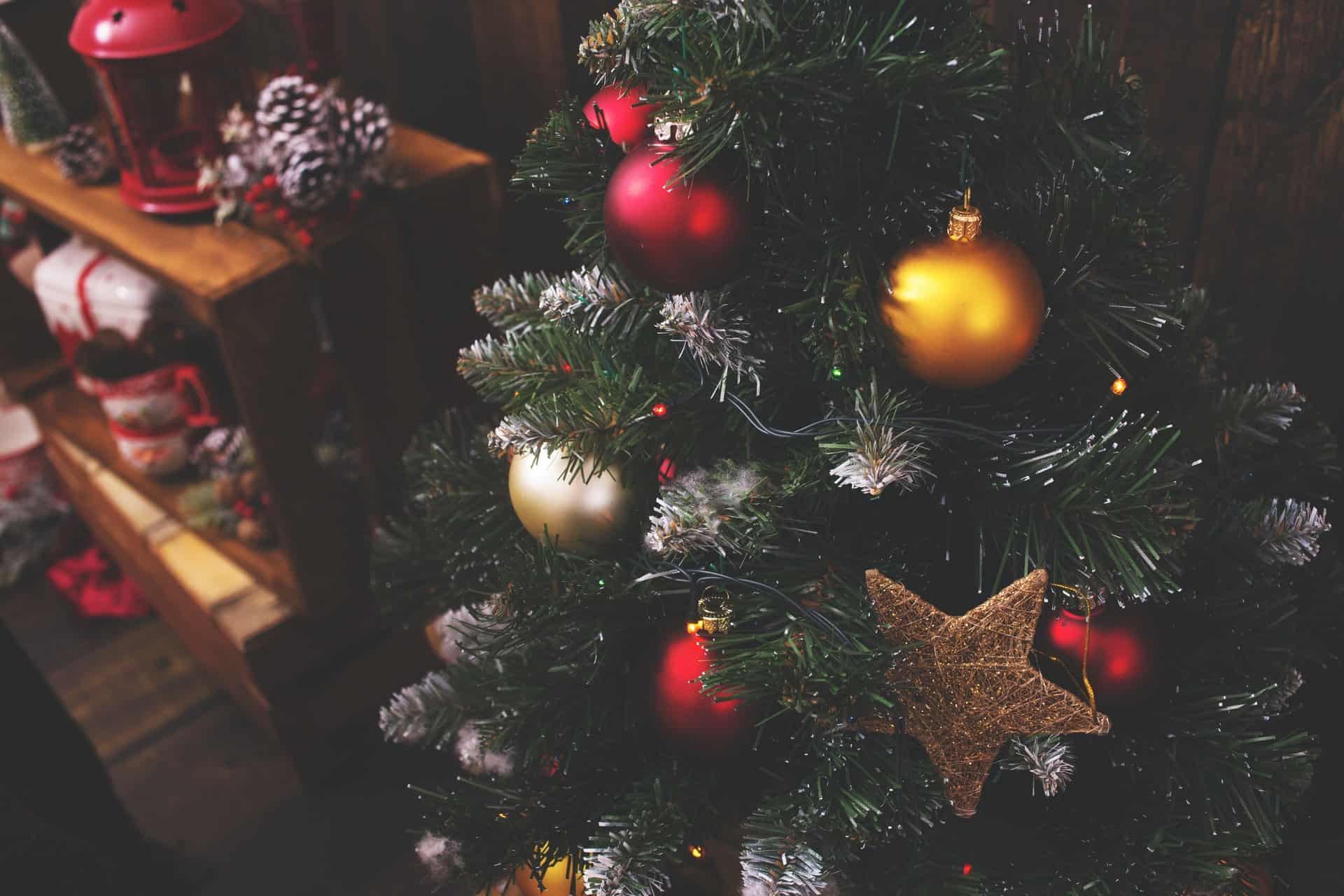 decorated christmas tree despite artificial christmas tree shortage