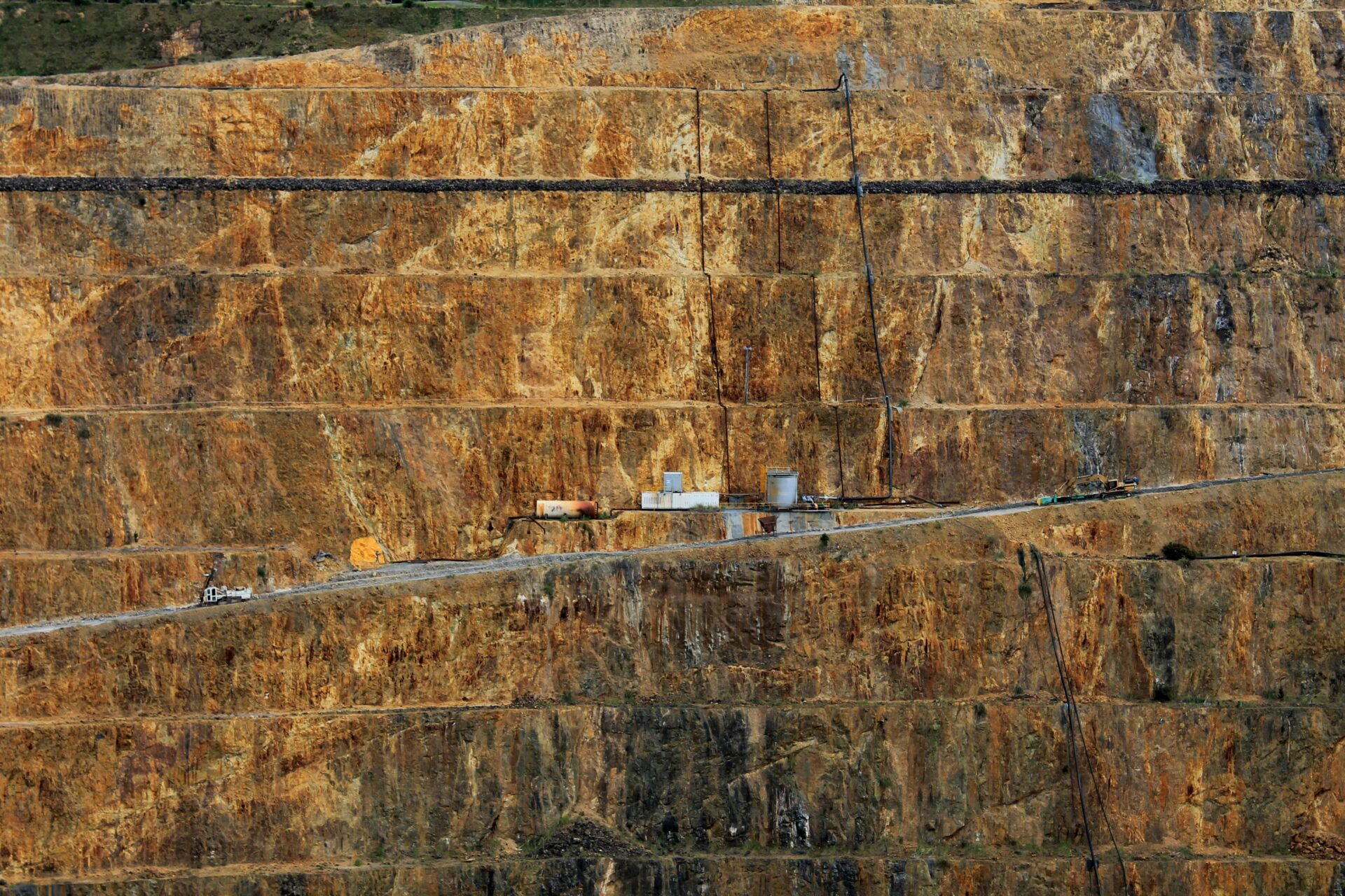 a side view of the inside of a mine